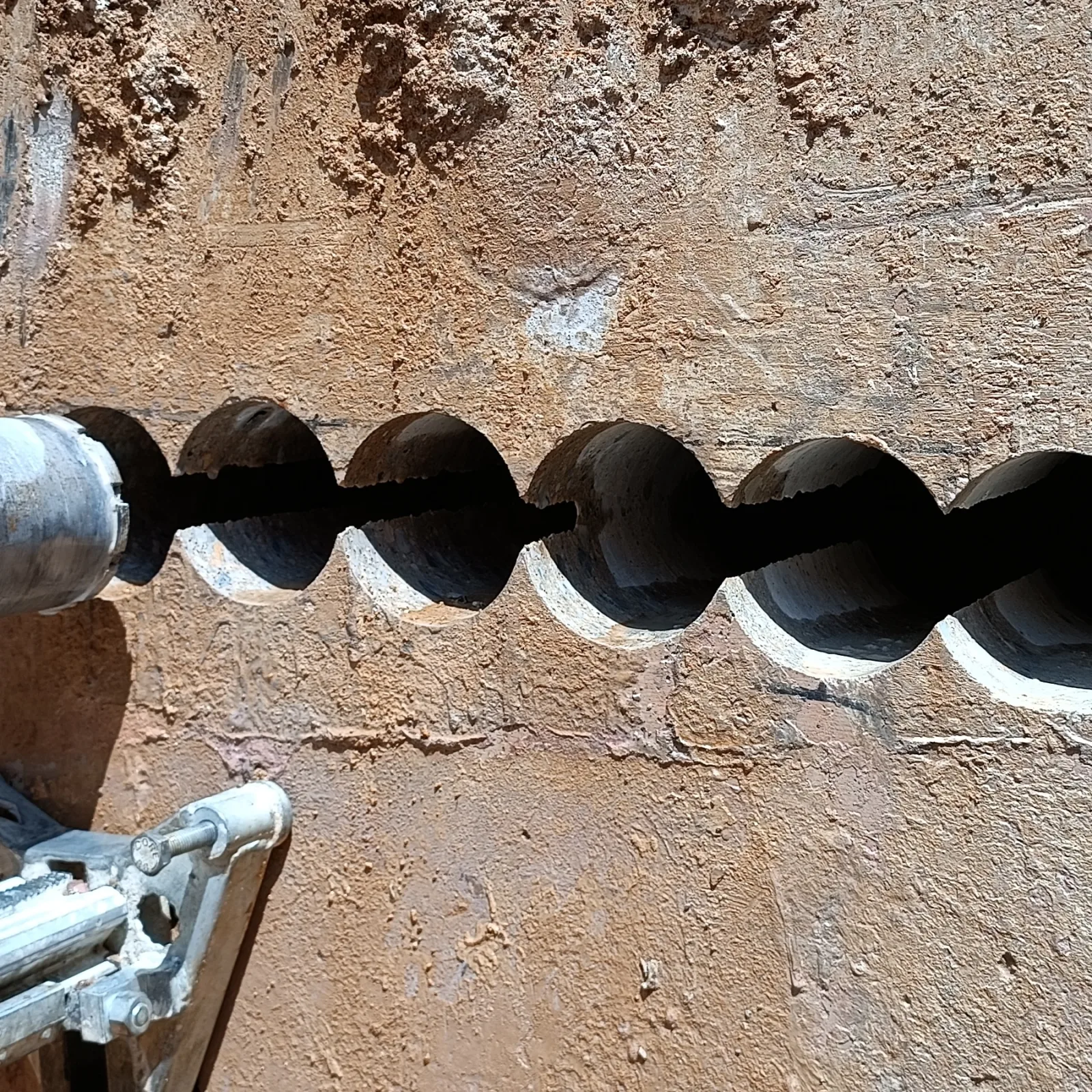 Elektrik boruları için karot deliği